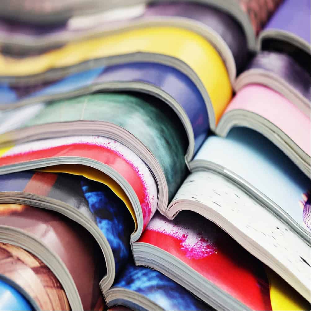 nombreux magazines colorés disposés ouverts et les uns à la suite des autres
